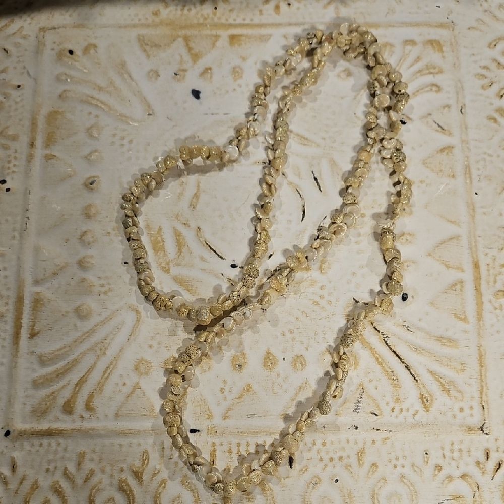 Shell Necklace - Picture 2 of 4